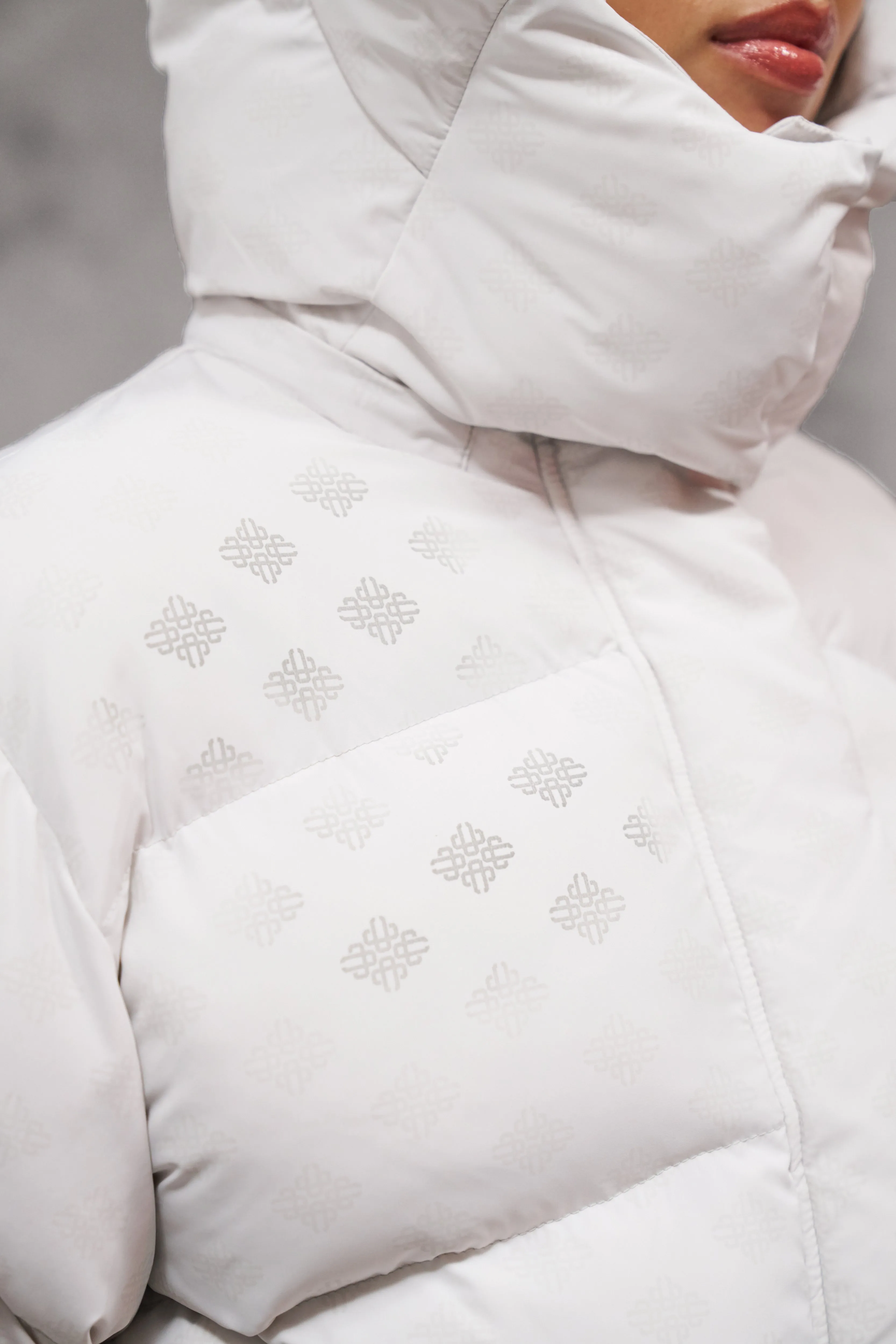 COLD REACTIVE EMBLEM PUFFER - OFF WHITE