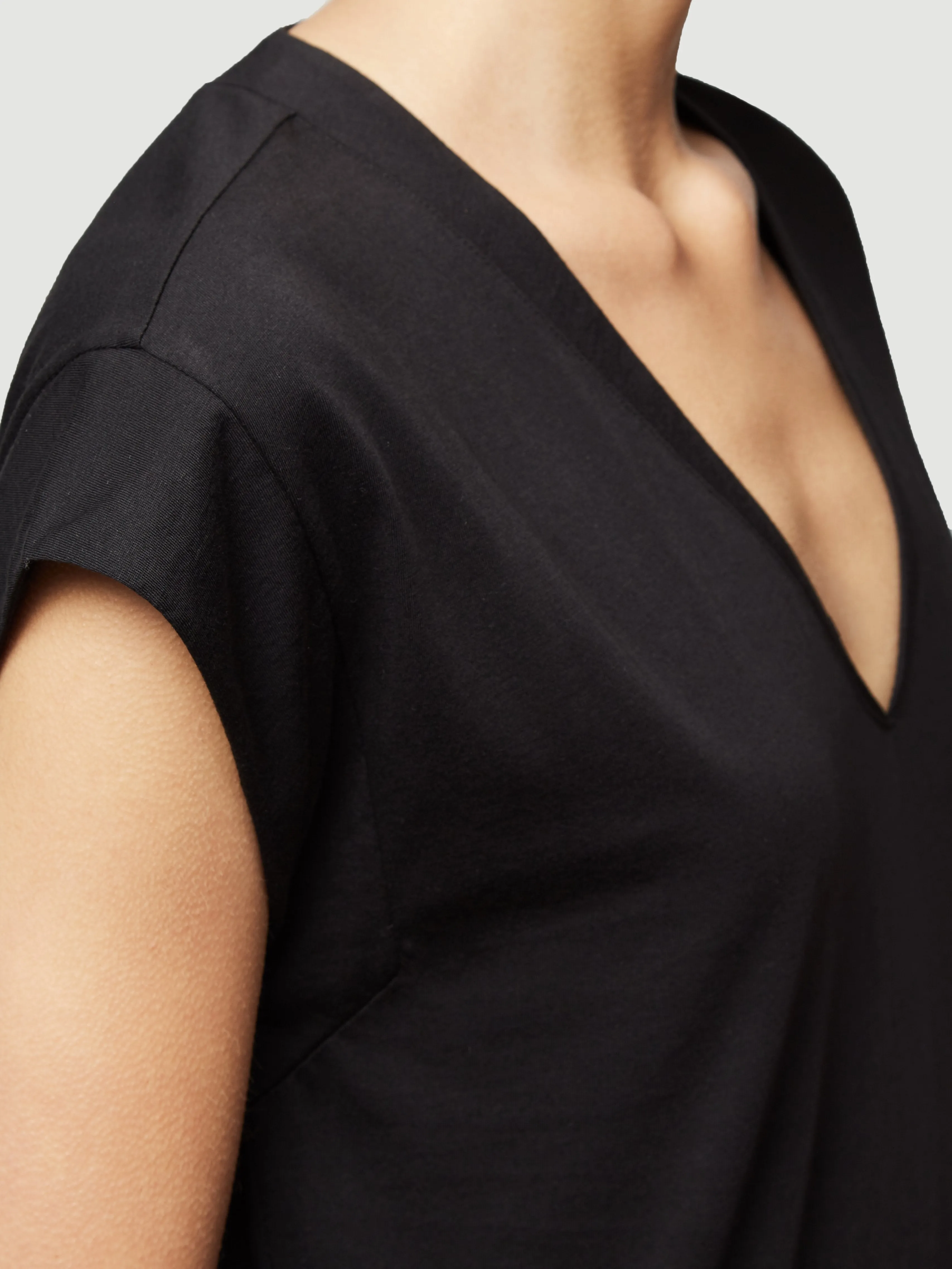 Le Mid Rise V Neck Tee -- Noir