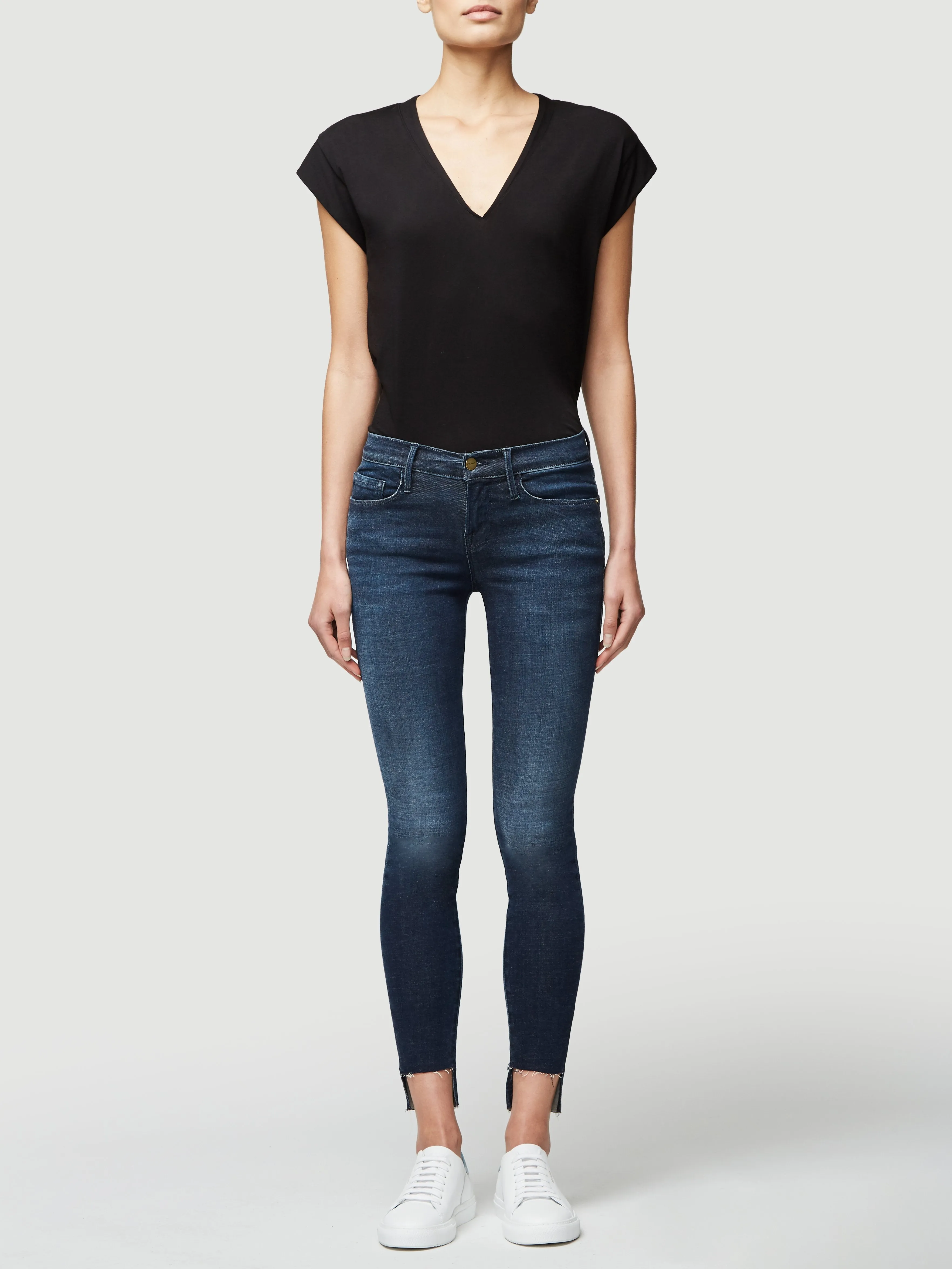 Le Mid Rise V Neck Tee -- Noir