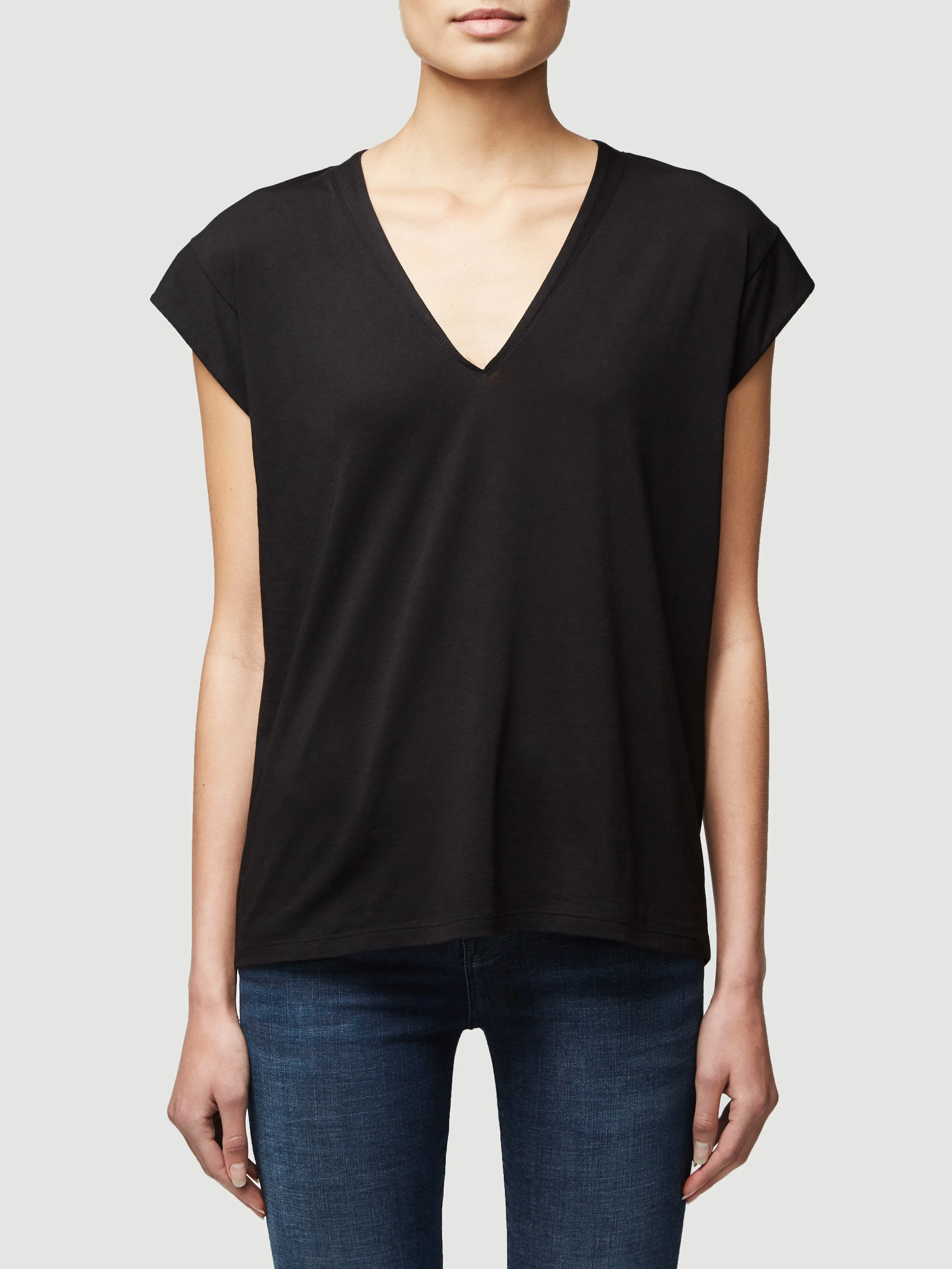 Le Mid Rise V Neck Tee -- Noir