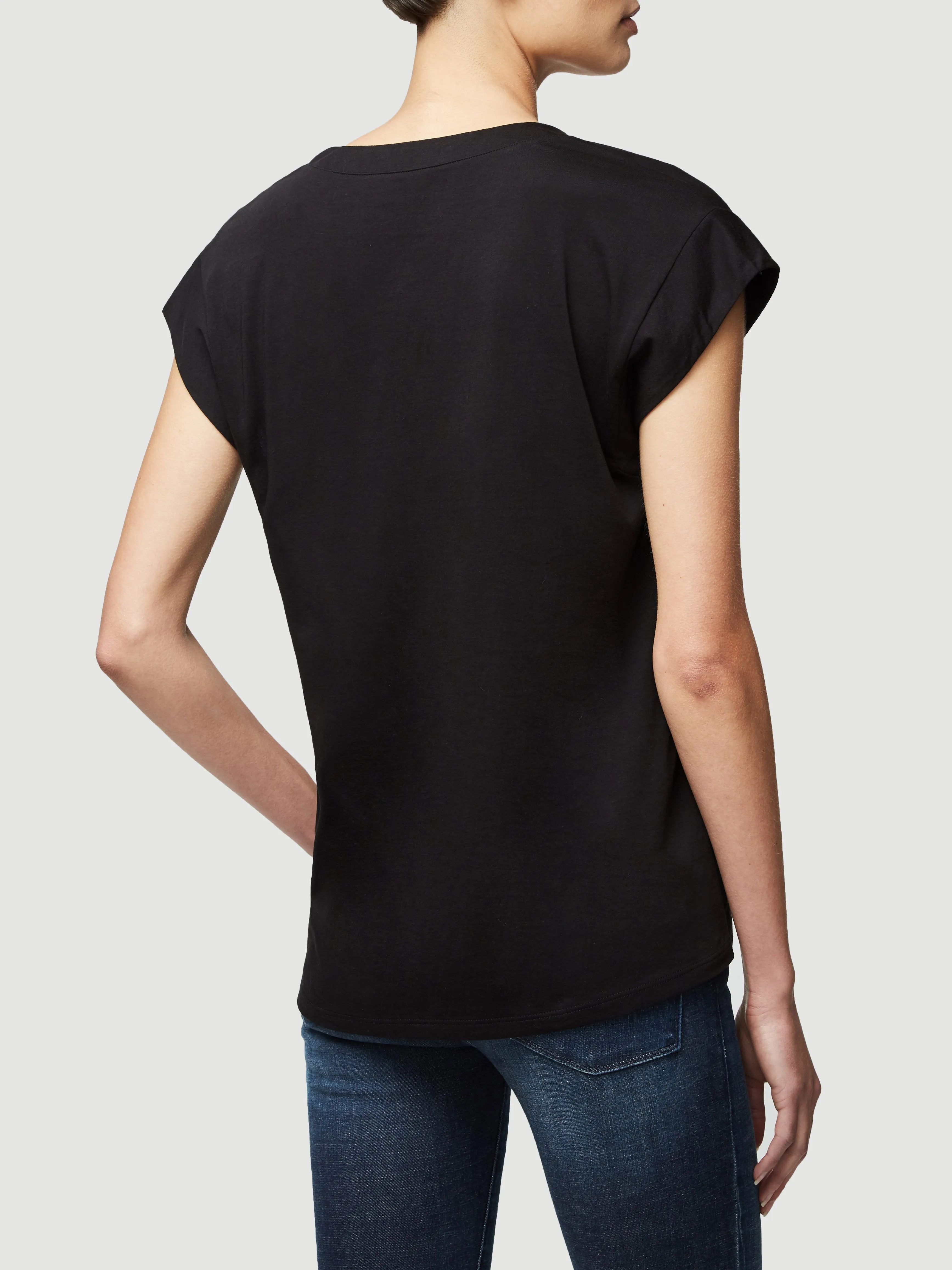 Le Mid Rise V Neck Tee -- Noir