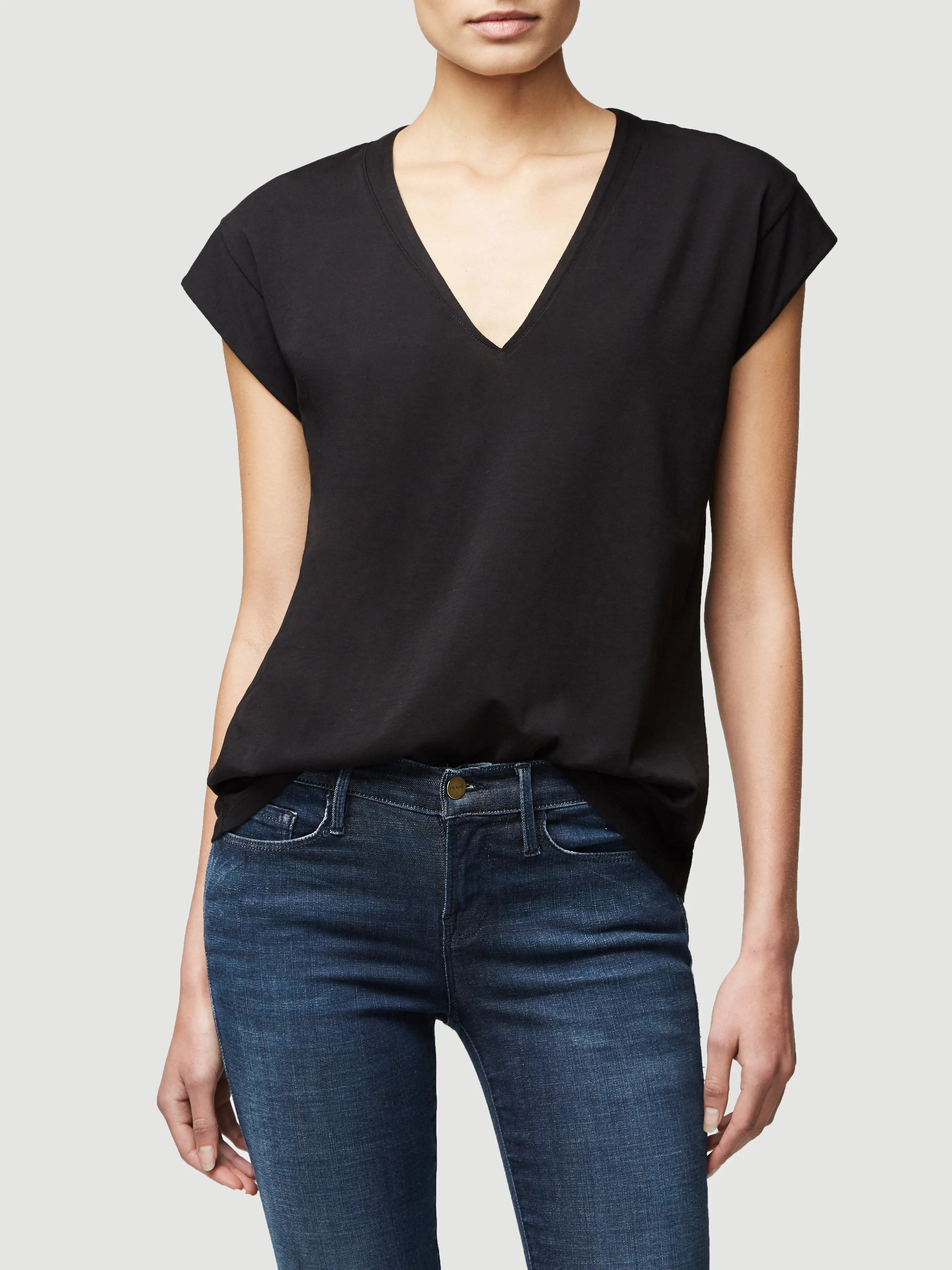 Le Mid Rise V Neck Tee -- Noir